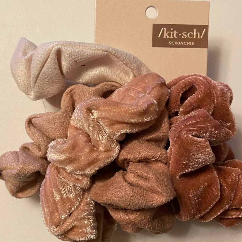 Stocking Stuffer? 🆕 NWT /kit•sch/ 5 Velvet Scrunchies (Neutrals) - Picture 4 of 4